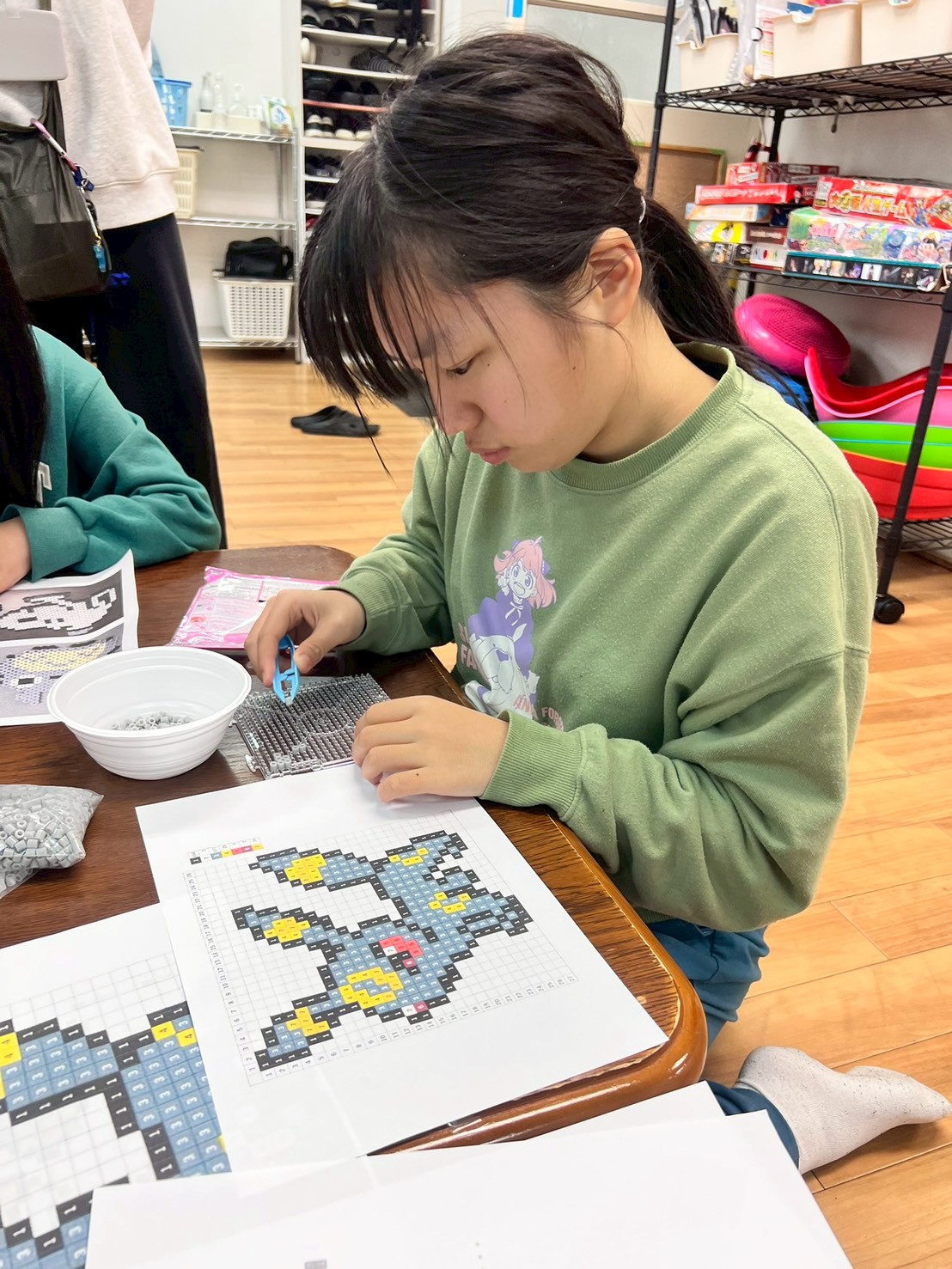 3月の活動:アイロンビーズ制作に集中する様子